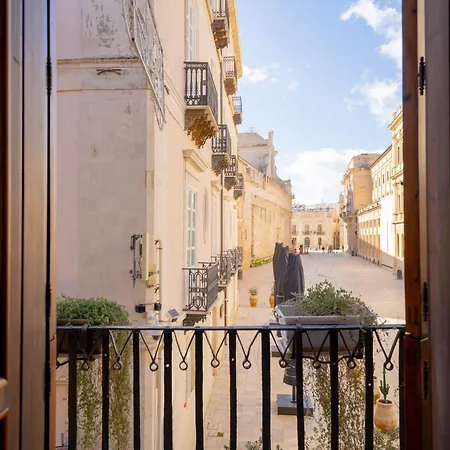 Casa Dei Leoni Balcony On Piazza Duomo Ortigia Syracuse