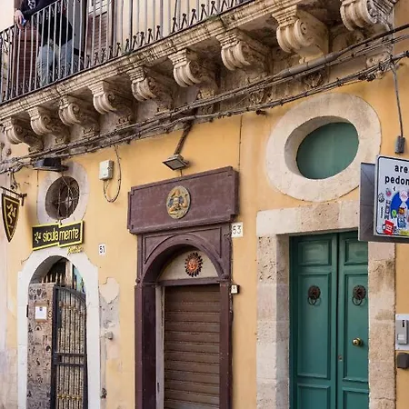 Casa Dei Leoni Balcony On Piazza Duomo Ortigia